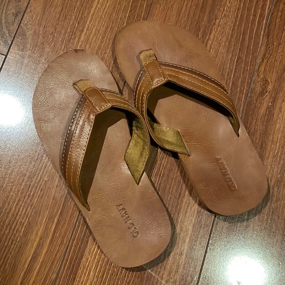 OLD NAVY Boys Brown Flip Flops size 3/4